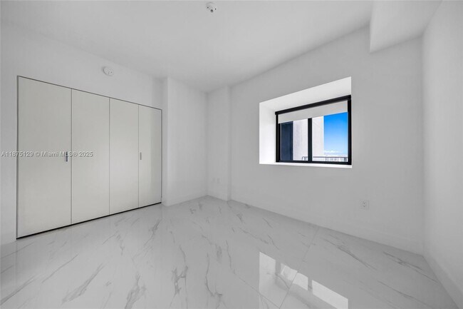 Building Photo - 700 NE 24th St