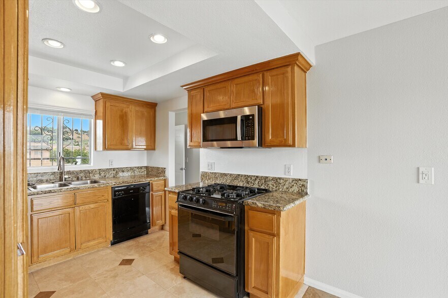 Building Photo - 1152 W 24th St