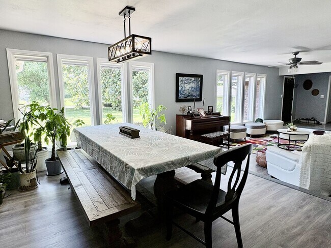 Building Photo - Remarkable 4 bed 2.5 bath w/ basement in Siloam Springs