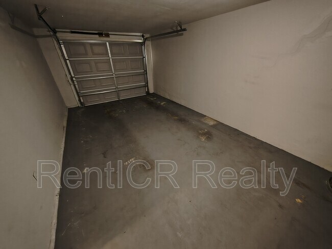 Building Photo - 561 Laura Ln