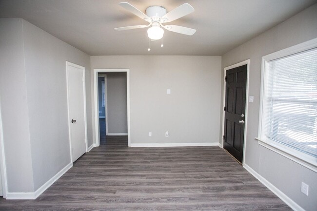 Building Photo - Spacious 4 Bed 2 Bath with Big Backyard