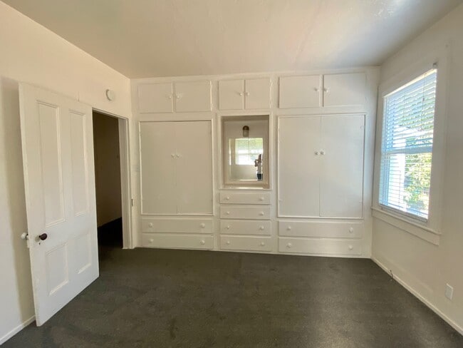 Building Photo - 414 S Pine St