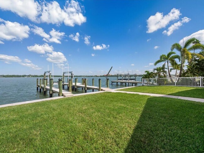 Building Photo - 828 Bay Point Dr