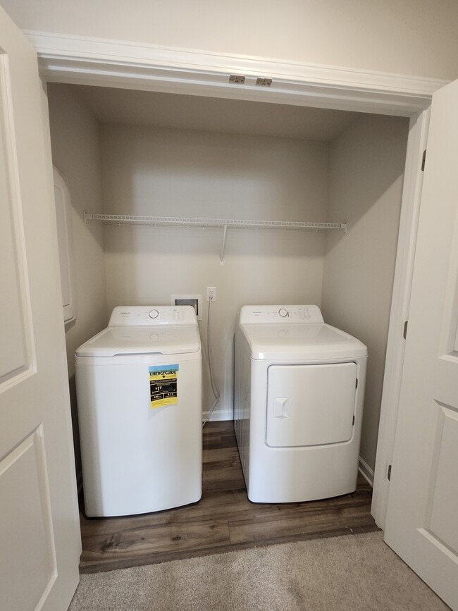 Building Photo - 818 Powder Br Dr