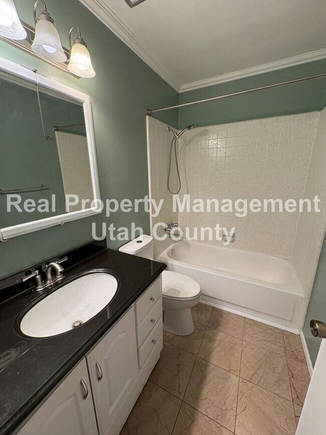 Building Photo - 438 N Center St