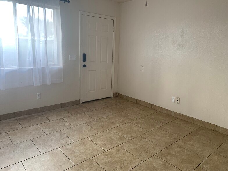 Building Photo - 444 W Ivyglen St