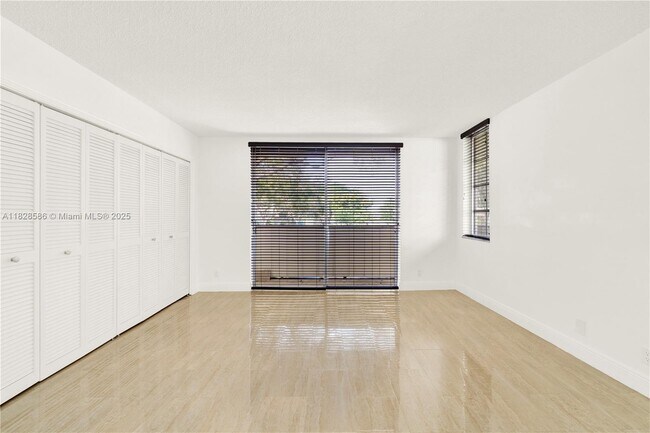 Building Photo - 3200 N Course Ln