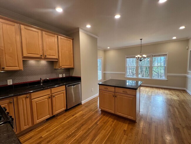 Building Photo - 123 Forest Green Dr