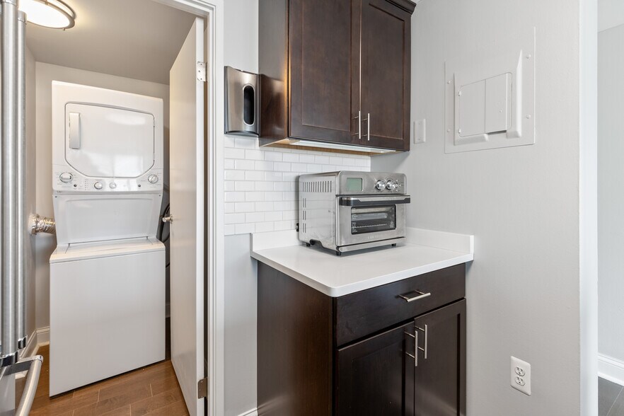 Building Photo - 250 E Harbortown Dr