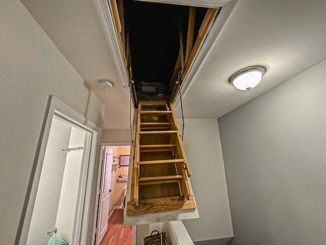 Building Photo - Light-filled and Spacious 3 Bed 2 Bath Tow...