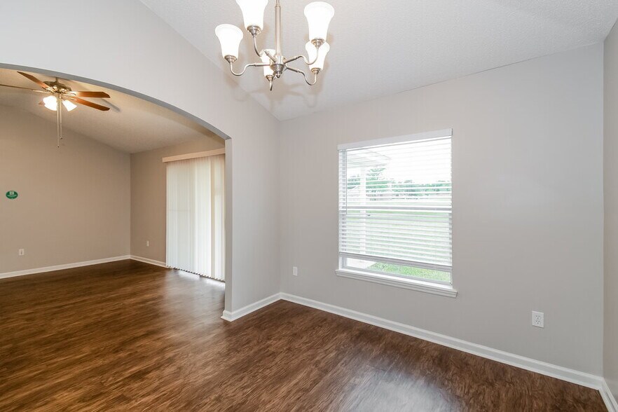 Building Photo - 1864 Creekview Dr