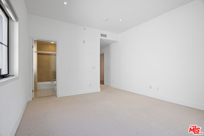 Building Photo - 8788 Shoreham Dr