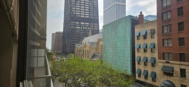 Building Photo - 110 E Delaware Pl