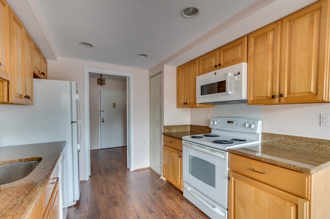 Building Photo - 2817 Jermantown Rd