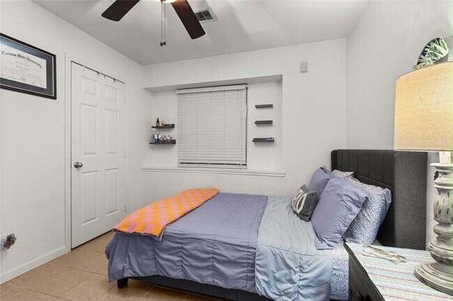 Building Photo - 526 Bay Colony Dr