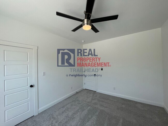 Building Photo - Stylish 3 Bed, 2 Bath Home in Gated Lakeside Community!