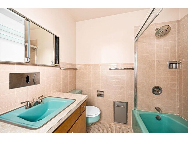 Building Photo - 309 SE 3rd Ave