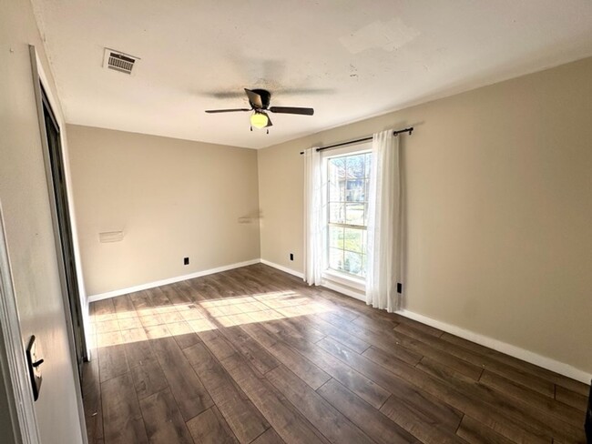 Building Photo - 4 bedroom 2 bathroom home in Hunters Chase...