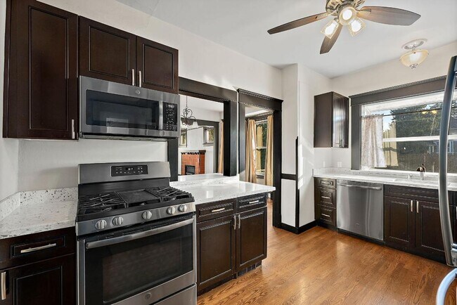 Building Photo - Charming 2-Bed 2-Bath Tacoma Craftsman | S...