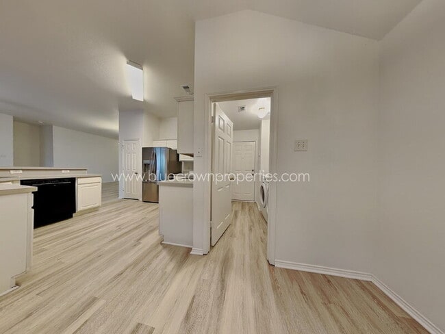 Building Photo - 615 Douglas Dr