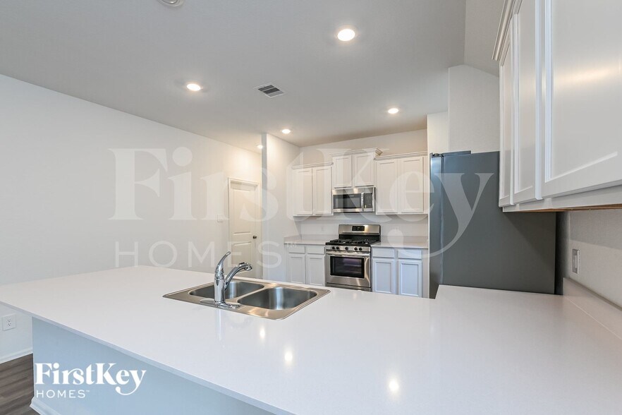 Building Photo - 18442 Summit Ranch Dr