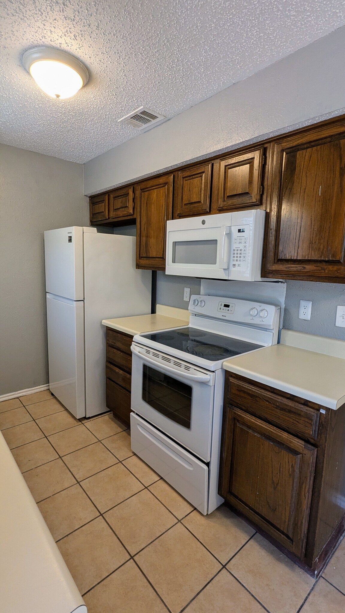 Building Photo - 1003 Vedral Pl