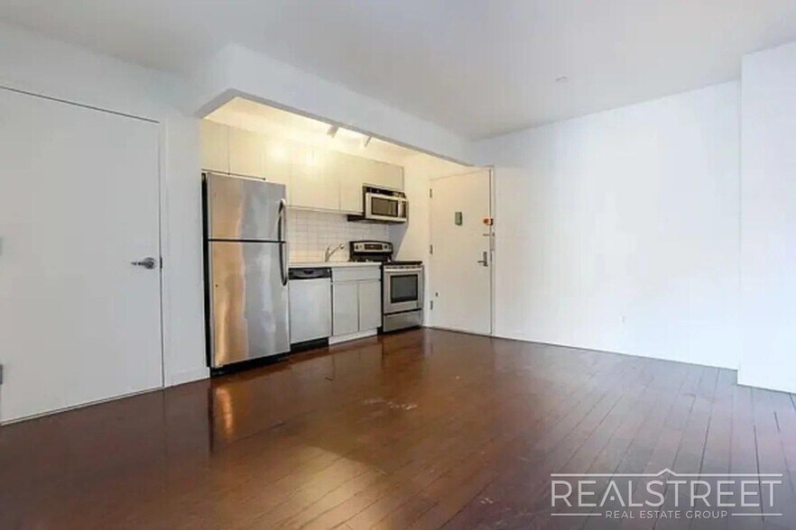 Building Photo - Flexible 1BR + Office or 2BR in Bushwick | Laundry & Two Rooftop Decks