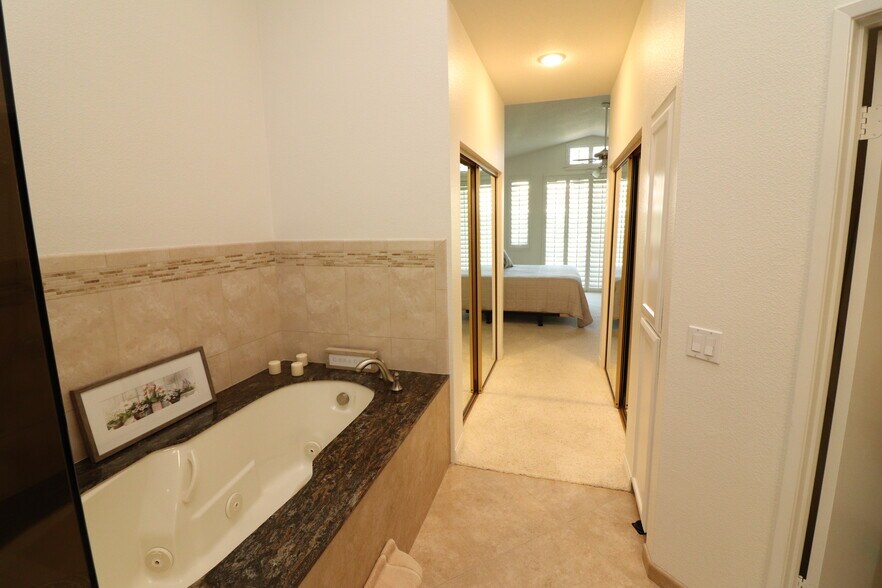 Building Photo - 100 Brandigo Cir