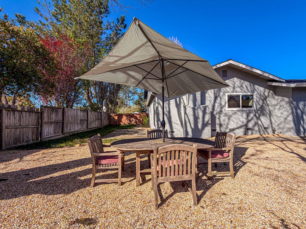 Building Photo - 208 Vista Ct