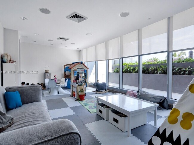 Building Photo - 17001 Collins Ave