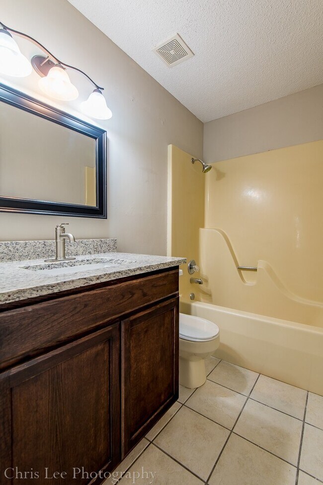 Building Photo - Beautiful 3 Bedroom Home 5 minutes From UofA!