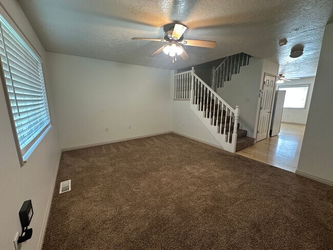Building Photo - 2 Bed, 1.5 Bath Townhome in the Meadows