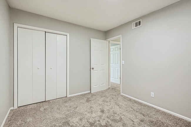 Building Photo - Tree Hill Apartments & Townhomes