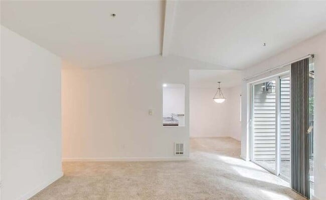 Building Photo - Tranquil Top-Floor Condo in Issaquah's Tan...