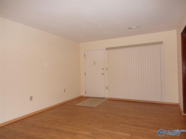 Building Photo - 2107 Fernbrook Dr NE