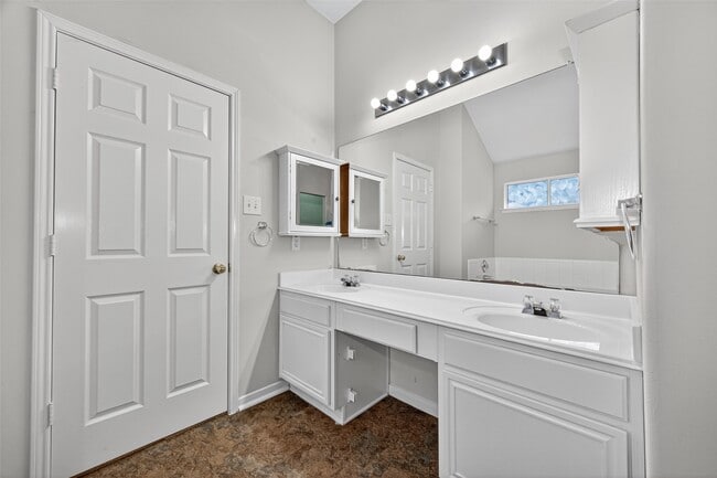 Building Photo - 14007 Hillingdale Ln