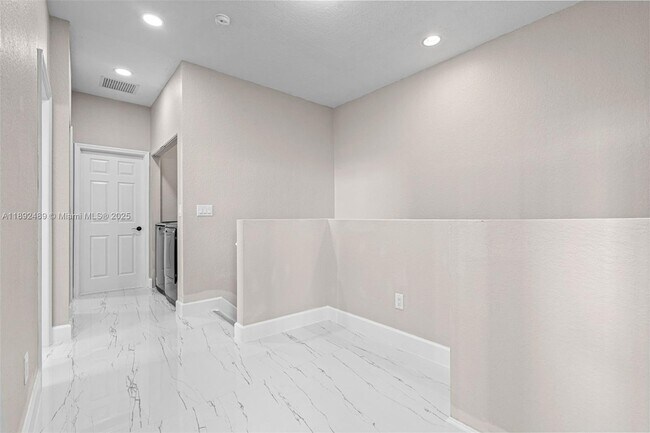 Building Photo - 443 NE 21st Terrace