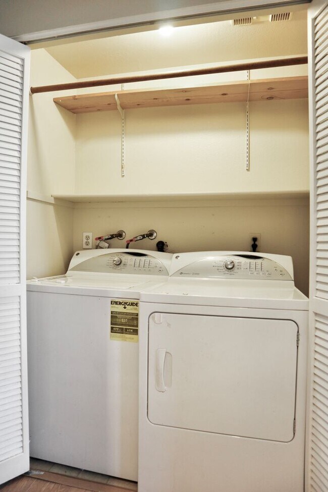 Building Photo - Charming condo in Fremont in a beautiful community – HUGE balcony!