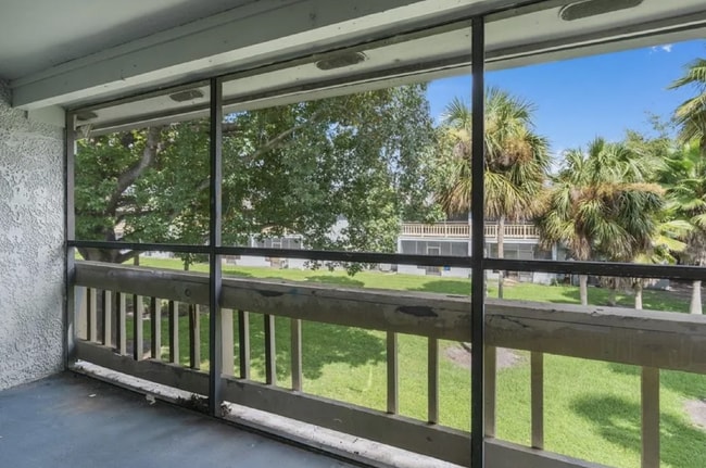 Building Photo - Spacious Renovated 3-Bedroom Condo with Balcony & Amenities – Prime Orlando Location