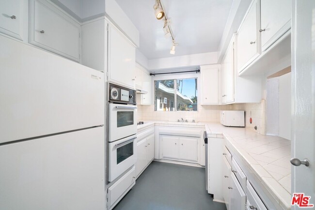 Building Photo - 1411 Hayworth Ave
