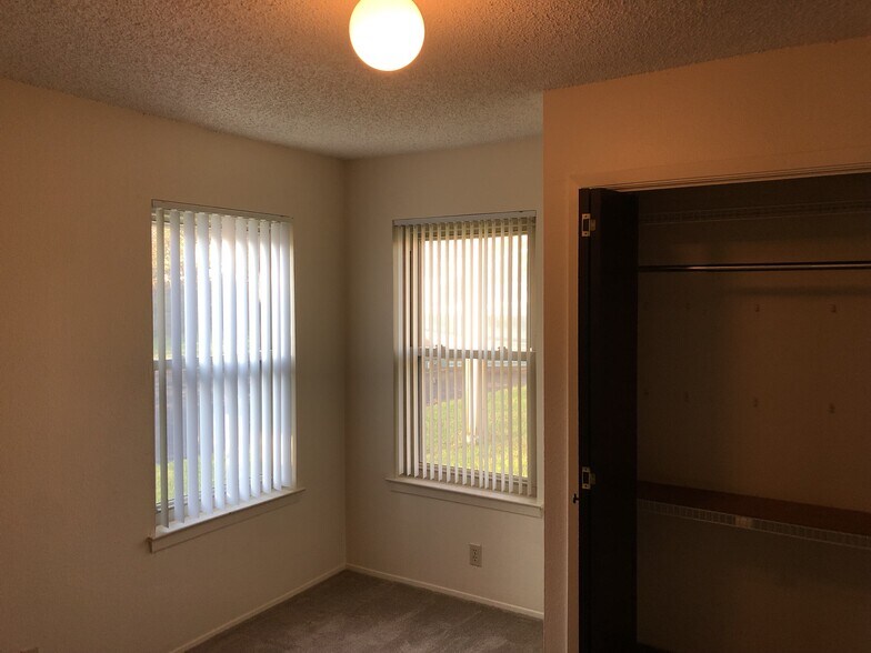 Building Photo - 914 W Meadowmere Ln