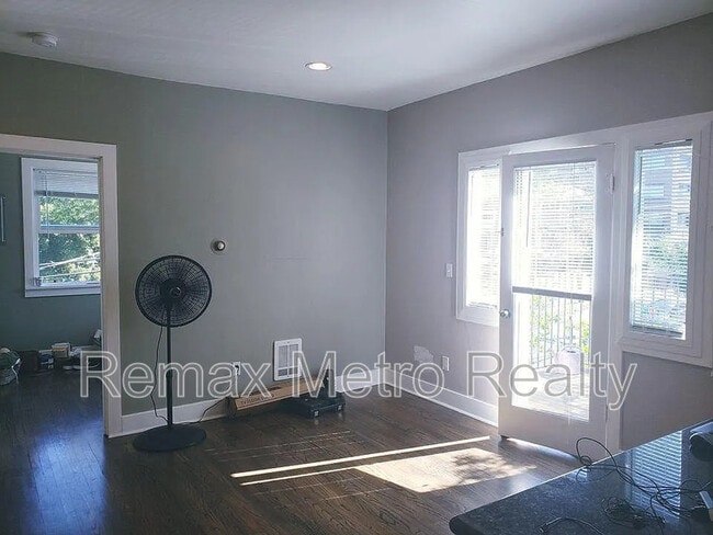 Building Photo - 533 11th Ave E