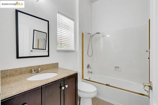 Building Photo - 909 Suntan Ln