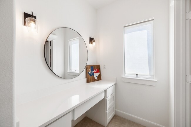 Building Photo - 817 W 19th St