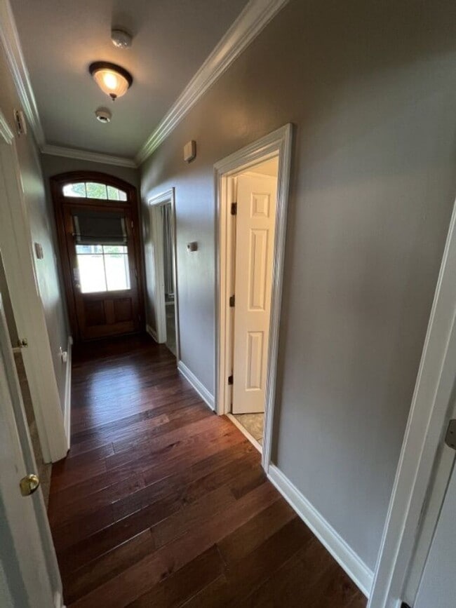 Building Photo - Location!  Location!  3 bedroom, 2 bath ho...