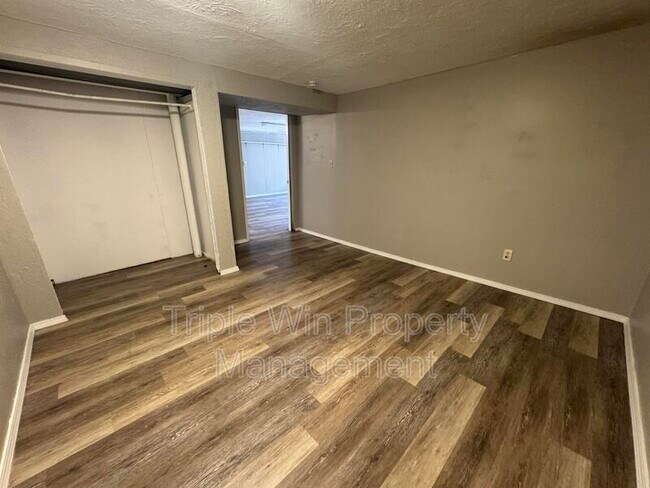 Building Photo - 513 Coachway Ln