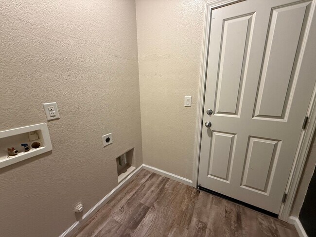 Building Photo - 2995 Stable Dr