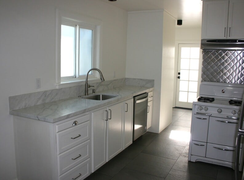 Newly updated kitchen - 3004 Del Monte Dr