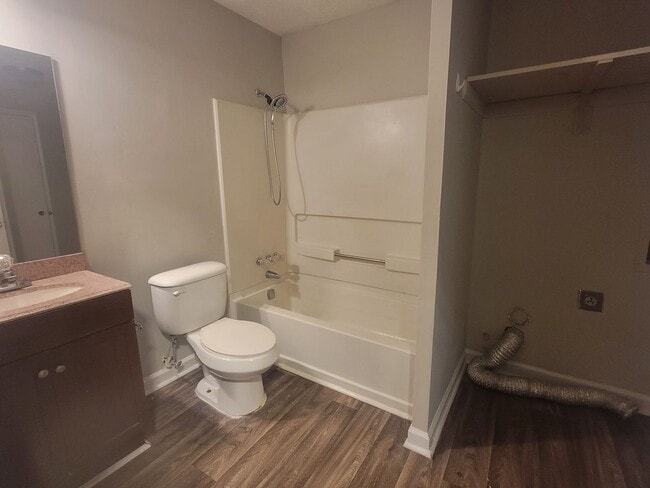 Building Photo - Super cute updated ranch! - Walk to Keningston Train Station - Self-Showings Available.