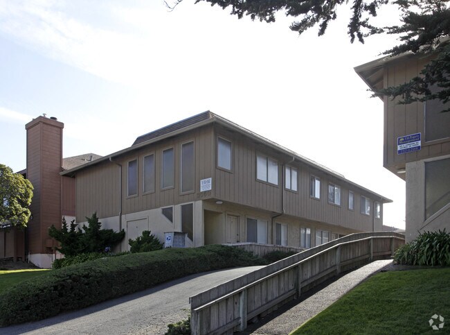 Building Photo - 3050 Sunset Ave